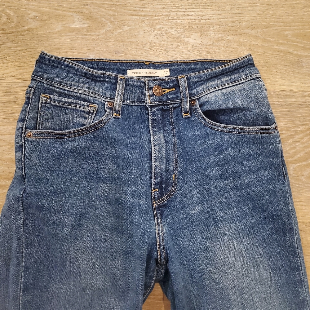 Levi's Super Highwaisted Skinny Jeans Size 27